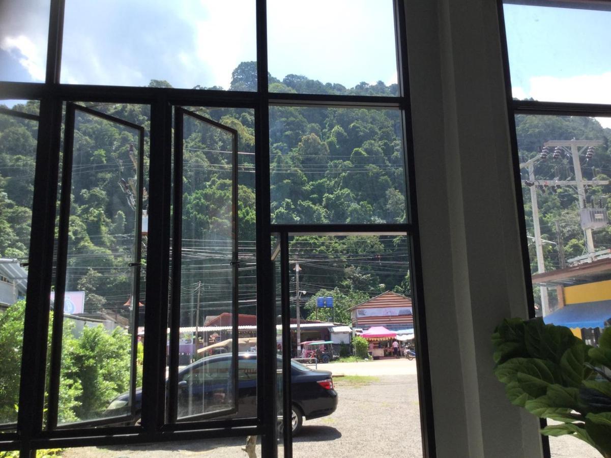 Wake Up @Lanta Hotel : Cafe Koh Lanta Exterior photo